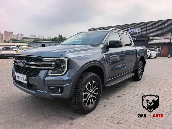 Серый пикап Ford Ranger на площадке